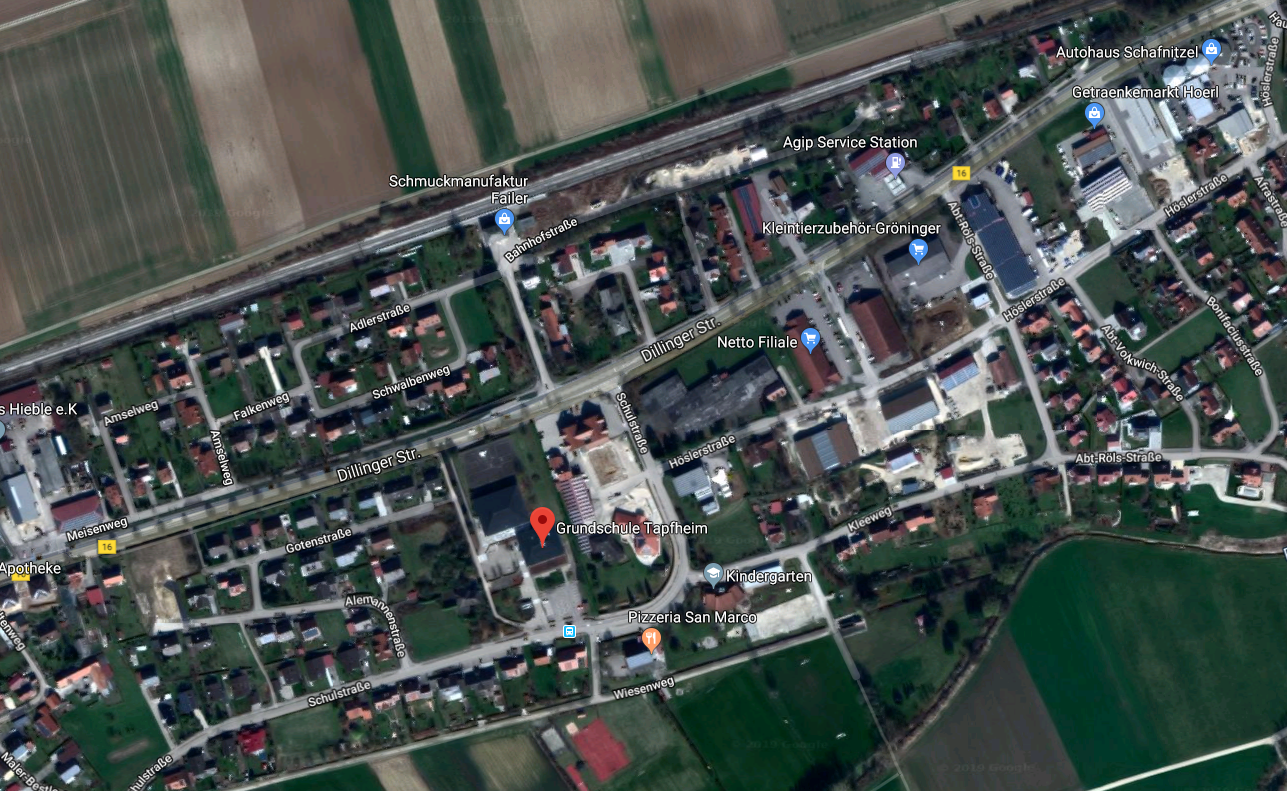 Bahnhof oben in der Mitte, darunter die Schule (Quelle Google maps)